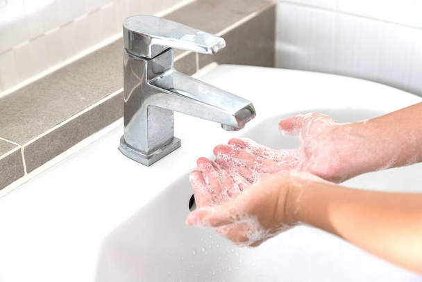 Миття рук за допомогою мила для чищення допомагає запобігти мікробам і Covid-19
 - Фото, зображення