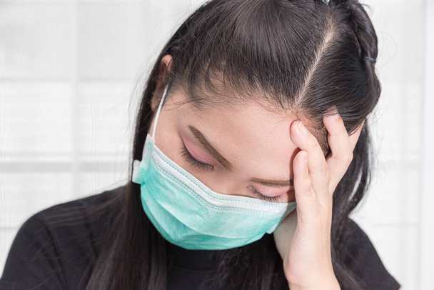 Ázsiai nő visel orvosi maszkot, hogy megvédje a Covid-kór. - Fotó, kép