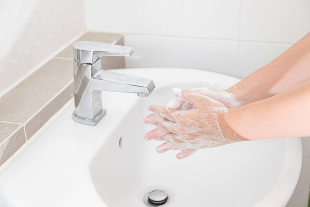 Händewaschen mit Seife zur Reinigung beugt Keimen und Covid-19 vor - Foto, Bild