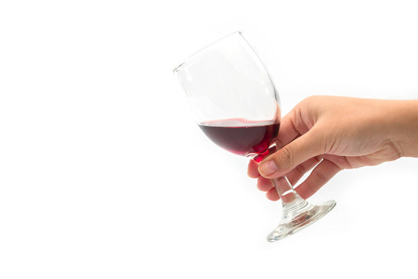 Κρατώντας ένα ποτήρι κόκκινο κρασί ξεχωριστά σε λευκό φόντο - Φωτογραφία, εικόνα