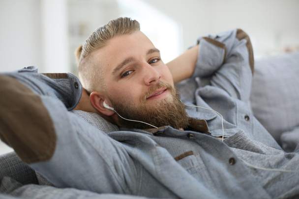 Man listening to music - Фото, изображение
