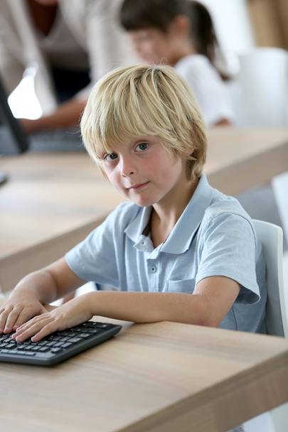 Écolier assis devant l'ordinateur
 - Photo, image