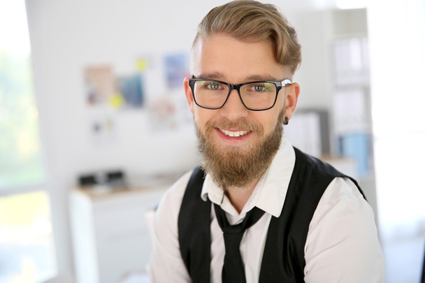Man with beard and eyeglasses in office - Foto, Imagen