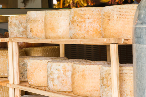 Série de formes rondes de fromage vieilli à vendre dans la marke locale
 - Photo, image