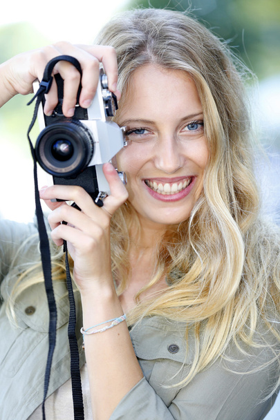 Girl using vintage photo camera - Фото, зображення