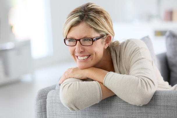 Mature woman wearing eyeglasses - Foto, afbeelding
