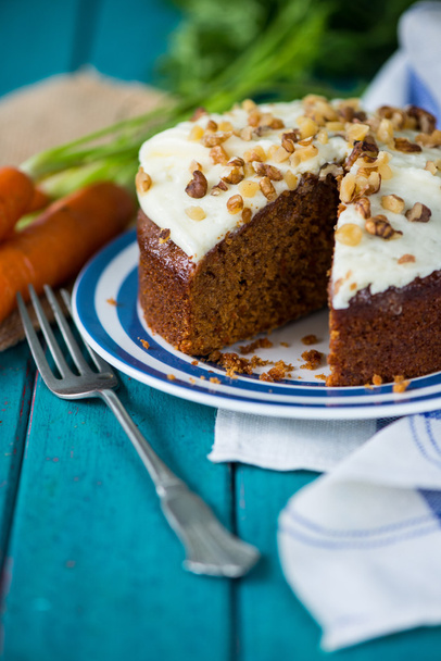 Κέικ καρότου και πανί τραπέζι με φρέσκα καρότα - Φωτογραφία, εικόνα