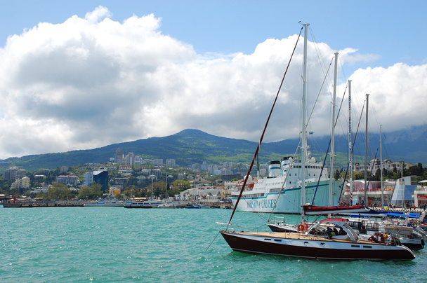 iate no porto de Yalta
 - Foto, Imagem