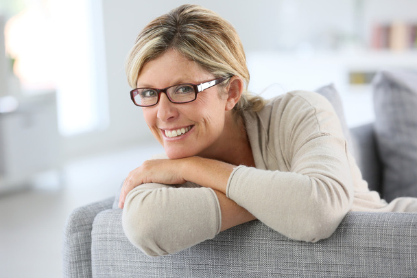 Mature woman wearing eyeglasses - Foto, afbeelding
