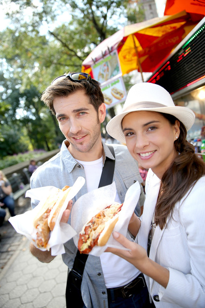 Tourists in New York eating hot dogs - Foto, immagini