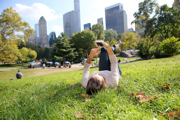 Woman in Central Park using smartphone - Fotografie, Obrázek