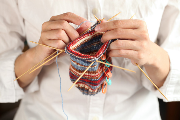 編み物女性手のクローズ アップ - 写真・画像