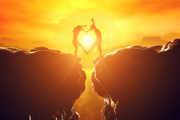 Пара влюблённых, создающих форму сердца
 - Фото, изображение