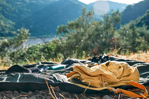 Путешествия. Желтый рюкзак, шляпа и бинокль на пикник - Фото, изображение