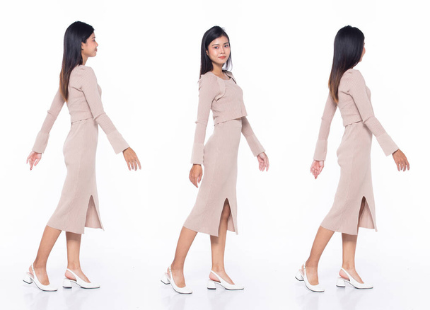 完全な長さ20代アジア女性教師ビジネスファイナンスマネージャー、前方左歩くと、正式なドレスを着用。黒髪オフィス女性は幸せな笑顔上の白い背景孤立 - 写真・画像