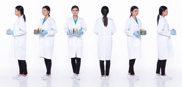 30-летняя азиатка, доктор наук, 360 спереди сзади, одета в униформу. Черные волосы женщины чувствуют счастливую улыбку на белом фоне - Фото, изображение