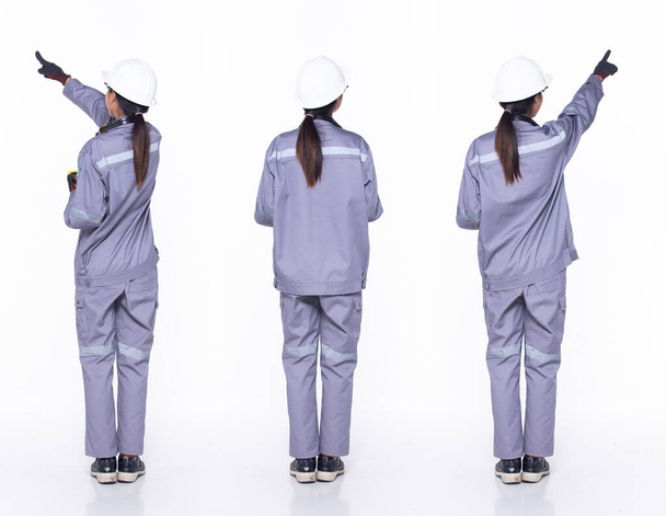 完全な長さ30アジアの女性技術者電気技師,空気中の指を指して,安全装置の制服を着用.黒髪工場女性は白い背景に幸せな笑顔の健康を感じる孤立 - 写真・画像