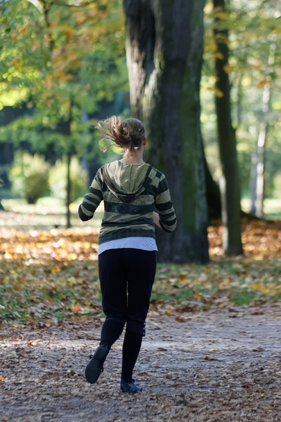 Female jogger in   park - Zdjęcie, obraz