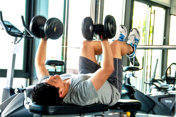 Mann trainiert mit Klingeln im Fitnessstudio  - Foto, Bild