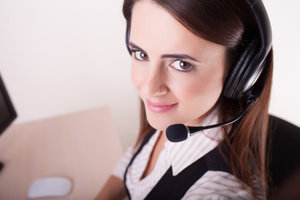 Kulaklıklı ve gülümseyen kadın müşteri destek operatörü  - Fotoğraf, Görsel