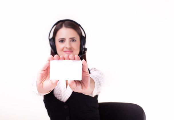 Joven mujer de negocios con un auricular sosteniendo un blanco en blanco
  - Foto, Imagen