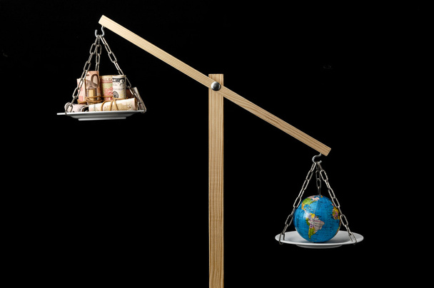Ziemia i pieniądze na dwóch Pan Balance - Zdjęcie, obraz