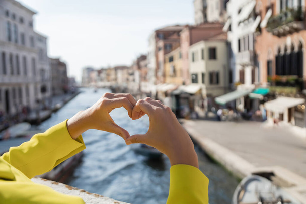 Розмитий погляд на жінку з плакатом серця у Венеції. - Фото, зображення