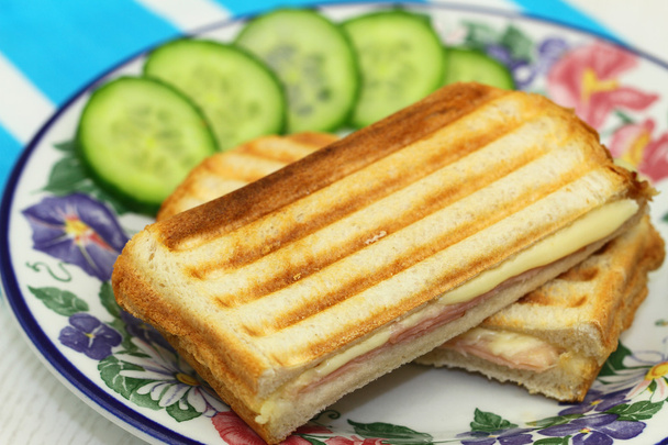 обсмажений бутерброд з шинкою та сиром
 - Фото, зображення