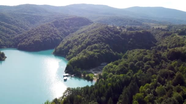 Drone Hırvatistan 'da Plitvice Lakes Ulusal Parkı' nı vurdu. Hırvatistan 'ın orta kesimindeki orman rezervi şelaleler ve kireçtaşı kanyonla birbirine bağlı bir göl. Göller arasında yürüyüş parkurları. Bir orman. - Video, Çekim
