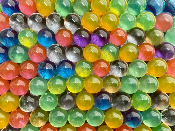 Вид сверху на водяные бусины, цветные гидрогелевые шарики. Высокое качество фото - Фото, изображение