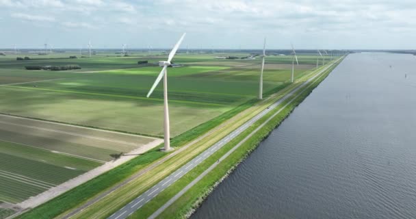 Генерация ветряной энергии через ветряные турбины. Зеленый устойчивой альтернативной генерации электроэнергии с помощью ветряных мельниц сокращения выбросов углекислого газа и парниковых газов. Нидерланды - Кадры, видео