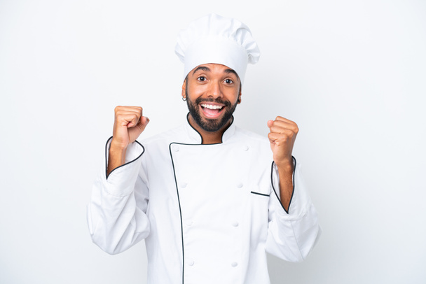 Молодий бразильський шеф - кухар, ізольований на білому фоні, відзначає перемогу - Фото, зображення