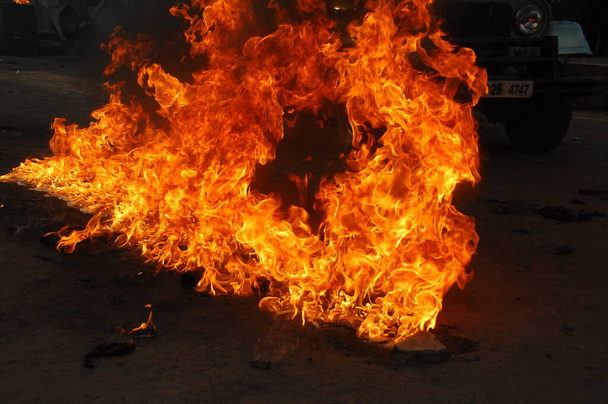 Φωτιά που απομονώνεται σε μαύρο φόντο - Φωτογραφία, εικόνα