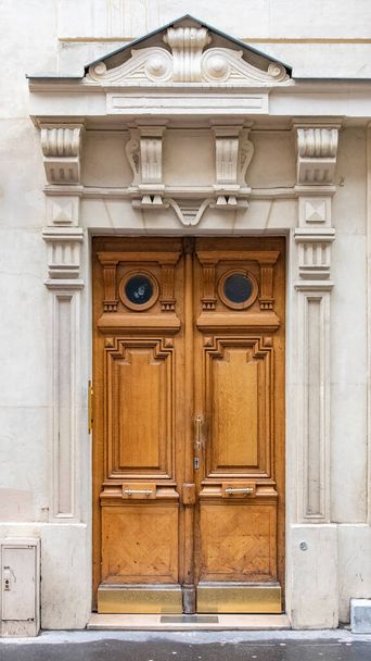 Paris, an ancient wooden door, typical building in the center - Foto, Imagem