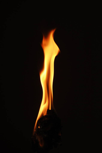 Chama de fogo isolado no fundo preto - Foto, Imagem
