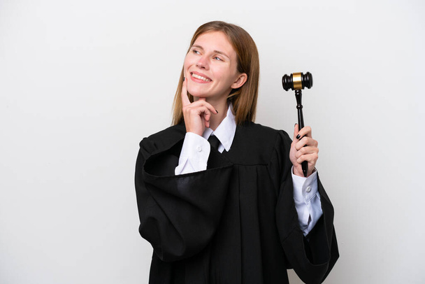 Judge angol nő elszigetelt fehér háttér gondolkodás egy ötlet, miközben felnéz - Fotó, kép