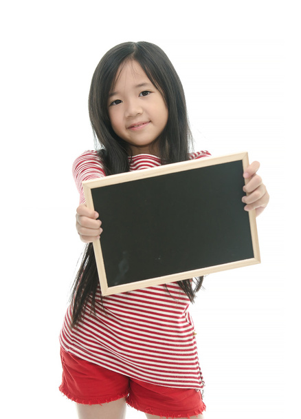 όμορφο ασιατικό κορίτσι εκμετάλλευση πίνακα κιμωλίας  - Φωτογραφία, εικόνα