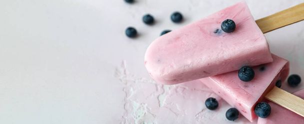 Tasty blueberry ice cream on light background with space for text - Foto, Bild