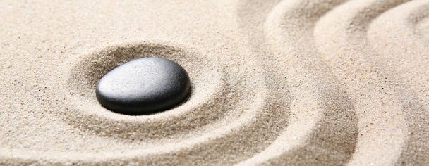 Πέτρα στην άμμο με γραμμές. Έννοια Zen - Φωτογραφία, εικόνα
