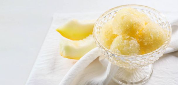 Tigela com sorvete de melão saboroso no fundo claro - Foto, Imagem