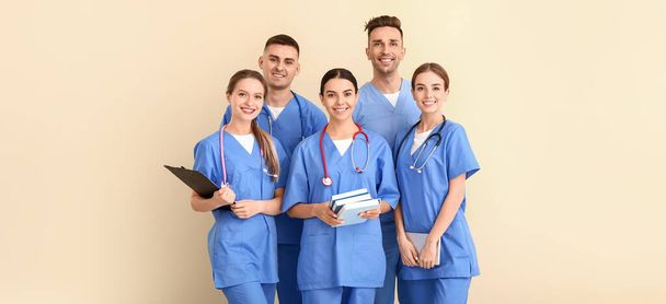 Grupo de estudiantes de medicina sobre fondo de color claro - Foto, imagen
