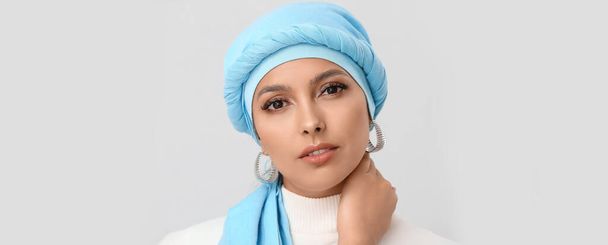 Portré gyönyörű muszlim nő a fény háttér - Fotó, kép