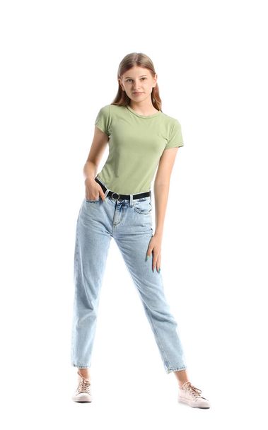 Csinos tizenéves lány zöld pólóban fehér háttér - Fotó, kép
