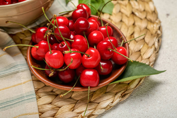 Bowl of sweet cherries on table, closeup - Photo, Image