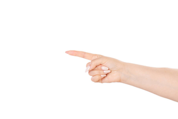 Κατακόκκινο λευκό χέρι. Μεμονωμένη γυναικεία παλάμη προς τα πάνω, σε χειρονομία που δείχνει αριστερά ή δεξιά με τον καρπό λυγισμένο υπό γωνία - Φωτογραφία, εικόνα