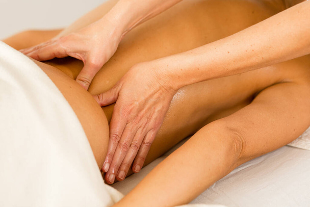 Relaxing therapeutic massage session with essential oils on a female's back - Foto, Imagem