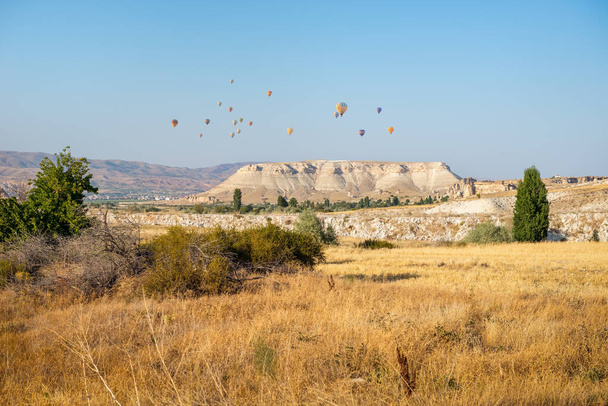 αερόστατα θερμού αέρα που πετούν πάνω από την Καππαδοκία, Τουρκία - Φωτογραφία, εικόνα