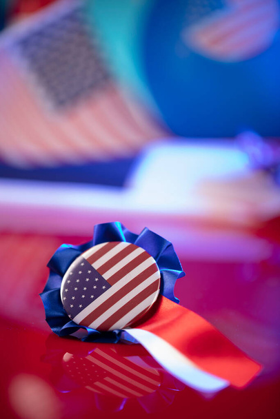 Thema Unabhängigkeitstag. 4. Juli. Amerikanische Unabhängigkeitserklärung. Amerikanische Flagge. Rot und Blau. - Foto, Bild