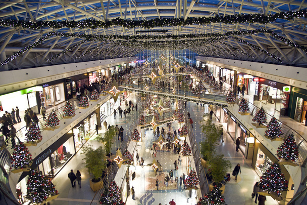 Shopping center em tempo de Natal
 - Foto, Imagem