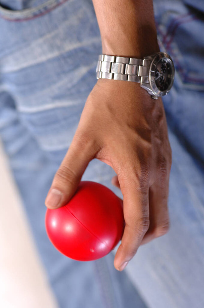 Натискання м'яча напруги крупним планом
 - Фото, зображення